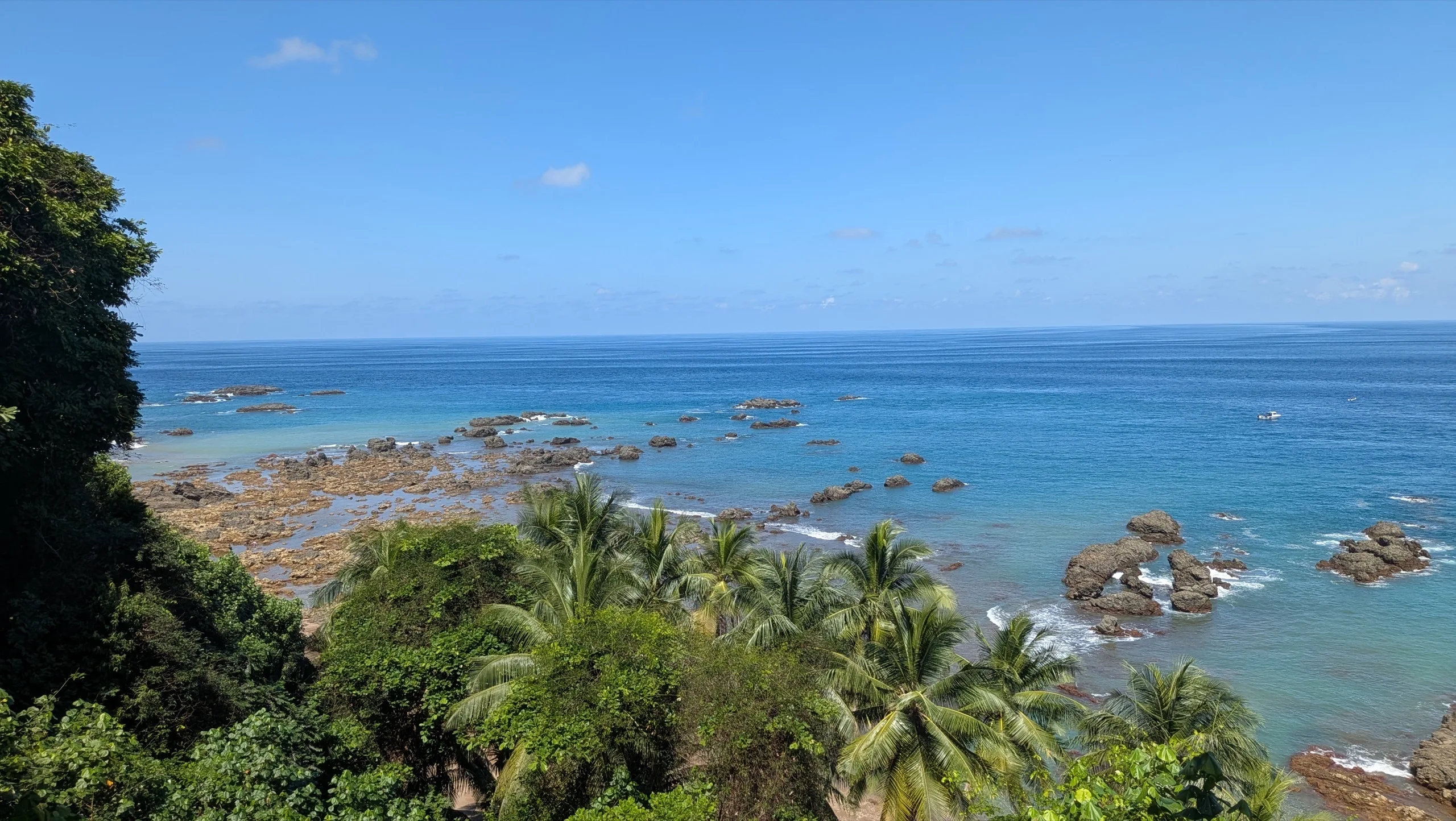 Boat tour over the reefs of Caño Island near Drake Bay
